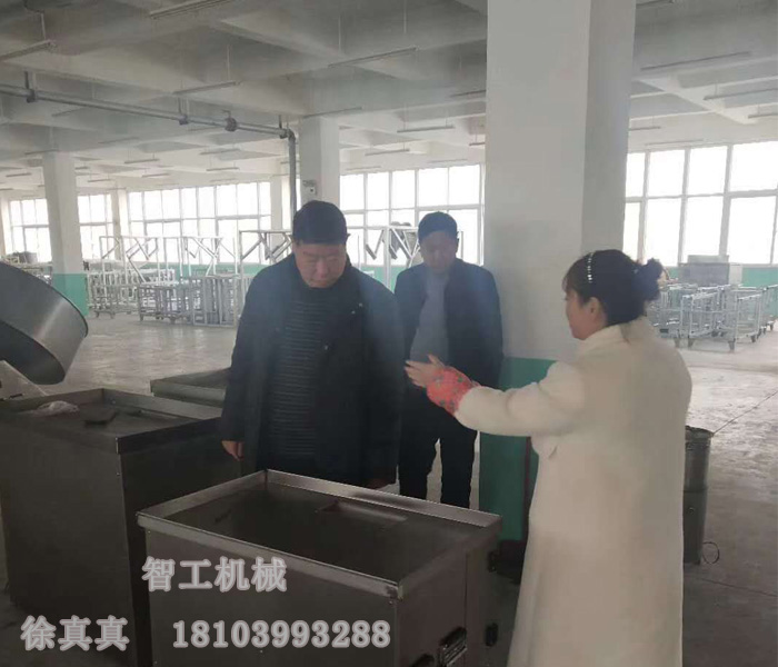 魯山老客戶再次來許昌智工考察訂購湯圓機、元宵制陷機！