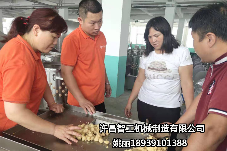 河南周口客戶自帶原料到許昌智工考察、試機制餡機！（做糕點）